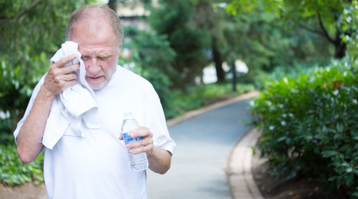 5 Signs of Overheating Seniors Need to Watch Out for This Summer