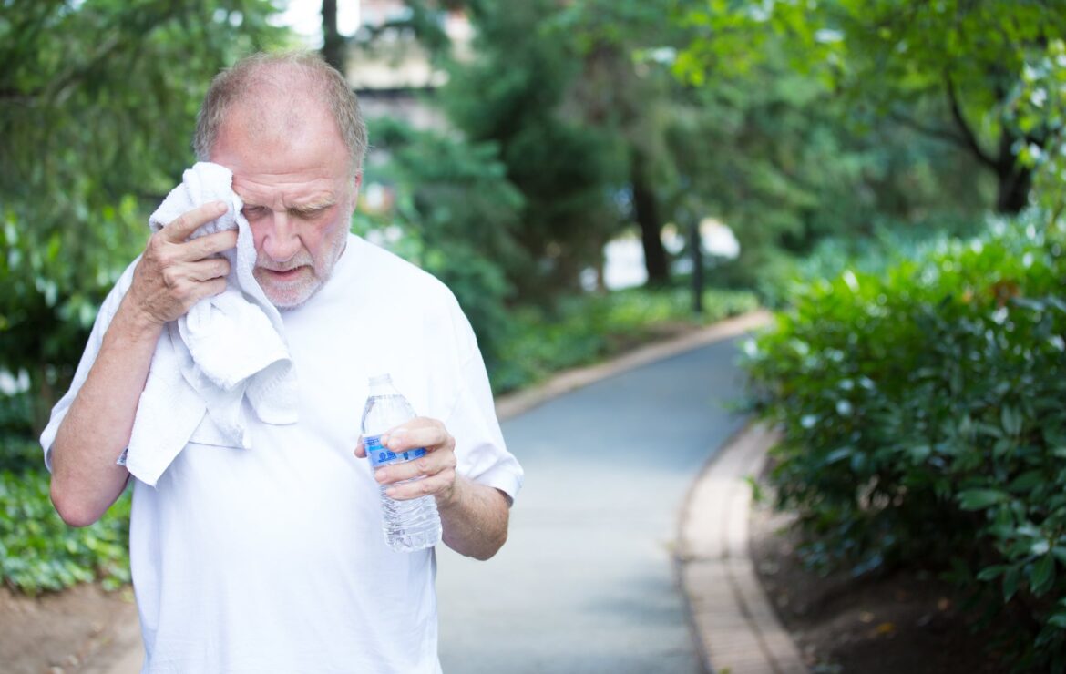 5 Signs of Overheating Seniors Need to Watch Out for This Summer